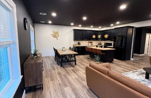 Mount Aetna Apartment | Moonlit Oasis