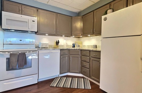 Killington Apartment | Moose Tracks Lodge - Pool, Hot Tub, Golf, Sauna