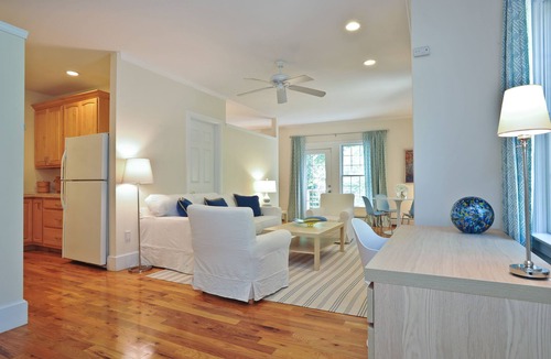 Roxbury House | "MOOSEHORN" 1.5HrsNYC, Best Town, Restaurants, Shopping - Heated Pool PoshPadsCT
