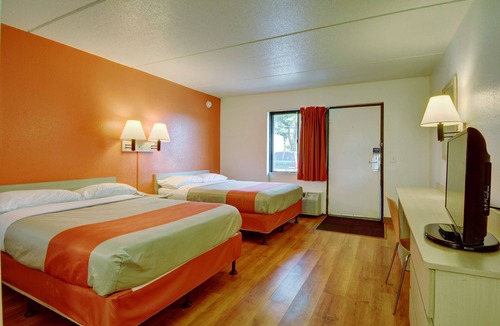 Chicopee Hotel | Motel 6 Chicopee, MA - Springfield