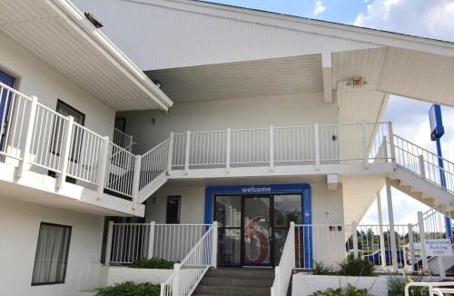 Middleburg Heights Hotel | Motel 6-Middleburg Heights, OH - Cleveland