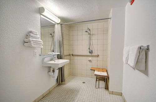 Newport Hotel | Motel 6 Newport, RI