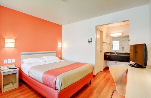 Southington Hotel | Motel 6 Southington, CT - Hartford