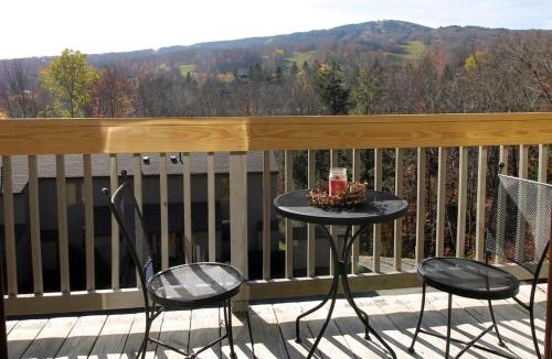 West Dover Apartment | Mount Snow Chalet Loft Condo With VIEW !