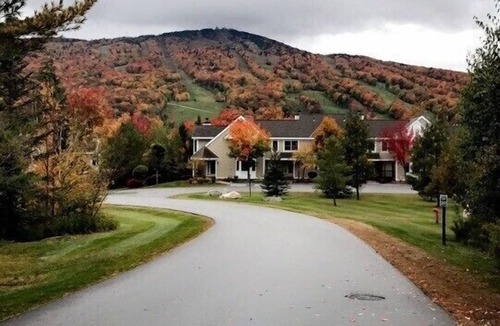 West Dover House | MOUNT SNOW GREENSPRING large 4BR 4BA townhome free winter resort shuttle. AC.