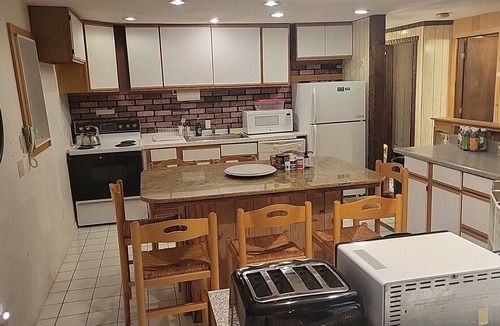 West Dover House | Mount Snow, Hot Tub Room, Sauna, Pool Table, sleeps 12.