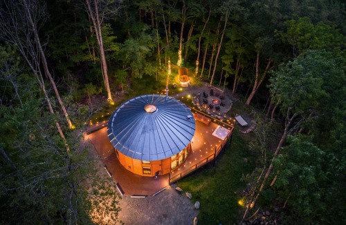 West Dover Villa | Mount Snow Yurt - Hot Tub, Wood Stove, WiFi, EVcharger