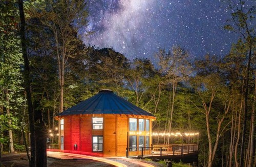 West Dover Villa | Mount Snow Yurt - Hot Tub, Wood Stove, WiFi, EVcharger
