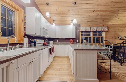 Weston House | Mountain cabin by skiing with fireplaces & well-equipped kitchen - dog-friendly
