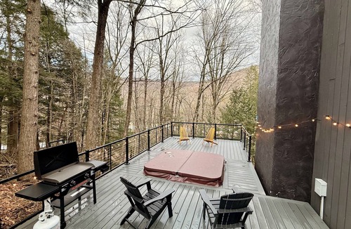 Plymouth Cabin | Mountain Escape - HotTub - FirePit - BBQ - Hiking - Near Lakes