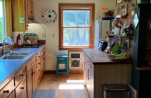 Bridgewater Corners Cottage | Mountain Hilltop Retreat: 2-bedroom Cape on 135 acres in serene Bridgewater