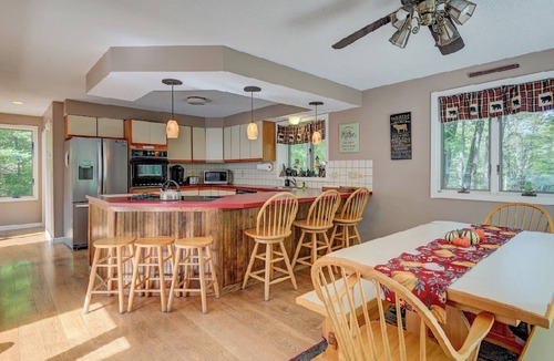 Eidelweiss Village House | Mountain Lake Getaway