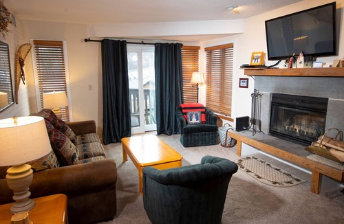 Ludlow House | Mountain Lodge At Okemo-1br Fireplace & Updated Kitchen 1 Bedroom Condo by RedAwning