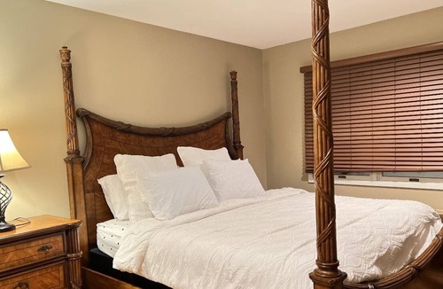 Ellenville House | Mountain Peak Retreat