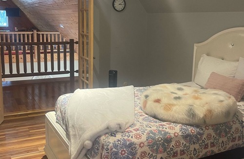 Ellenville House | Mountain Peak Retreat