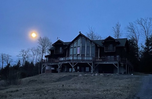 Corinth Cabin | Mountain top, dream log cabin! 100+ acres! 20 min to lake George & Saratoga!