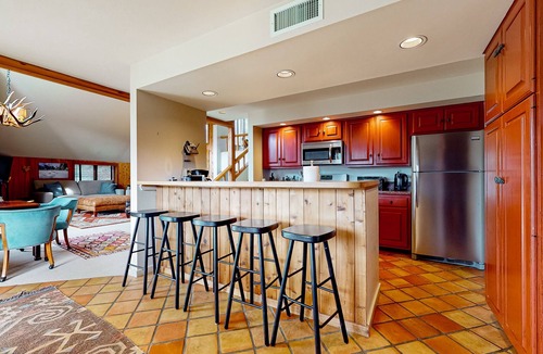 Stratton Mountain Condo | Mountain-view resort home with wood fireplace, private hot tub, grill, & deck