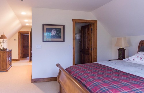 West Dover House | Mountain Views in Prime Location Near Mount Snow-Carinthia Lift & Lodge. Hot Tub