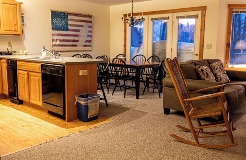 North Troy House | Mountains, golfing, hiking, tram and waterpark!
