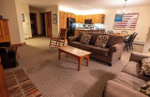 North Troy House | Mountains, golfing, hiking, tram and waterpark!