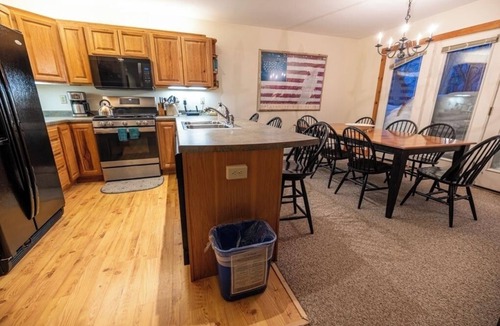 North Troy House | Mountains, golfing, hiking, tram and waterpark!
