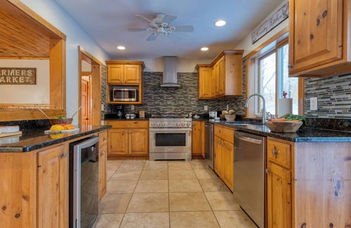 East Jewett House | Mountainview Estate | Private Lake + Heated Pool, Spa + Game Room | 12BR Retreat