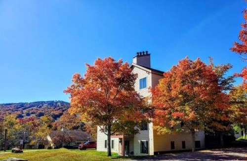 West Dover Apartment | Mt Snow Condo with Pool Mountain Views Half Mile to Mtn
