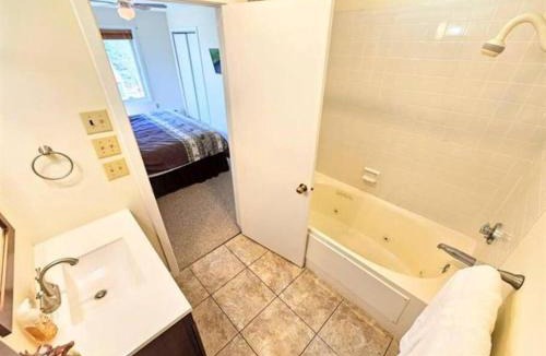 West Dover Apartment | Mt Snow Condo with Pool Mountain Views Half Mile to Mtn