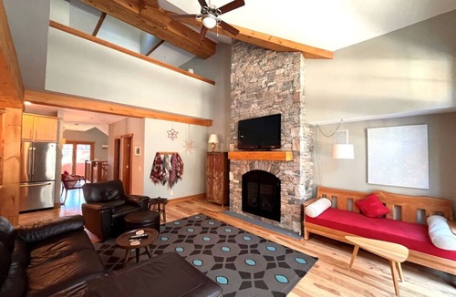 West Dover House | MT Snow. Ski on/off. Hot Tub