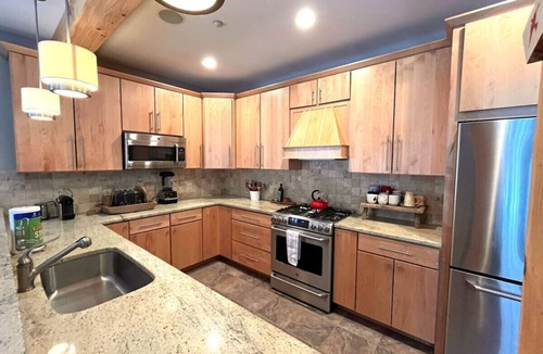 West Dover House | MT Snow. Ski on/off. Hot Tub
