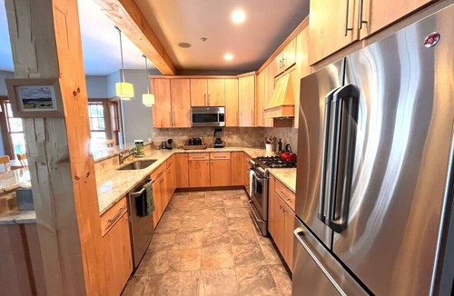 West Dover House | MT Snow. Ski on/off. Hot Tub
