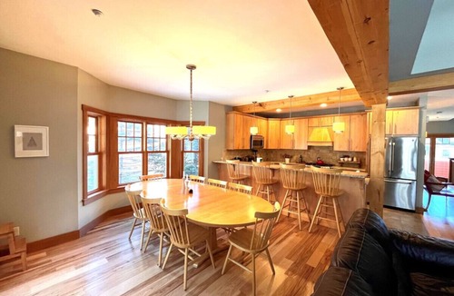 West Dover House | MT Snow. Ski on/off. Hot Tub