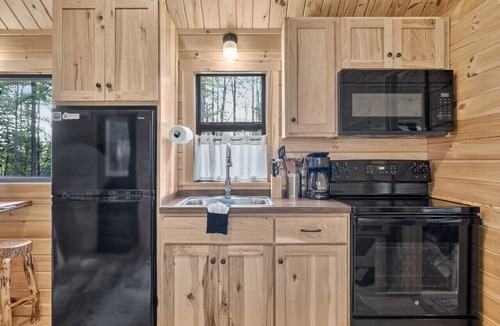 Middlebury Center Cabin | Mtn-View Cabin w Deck, Grill & Fire Pit!