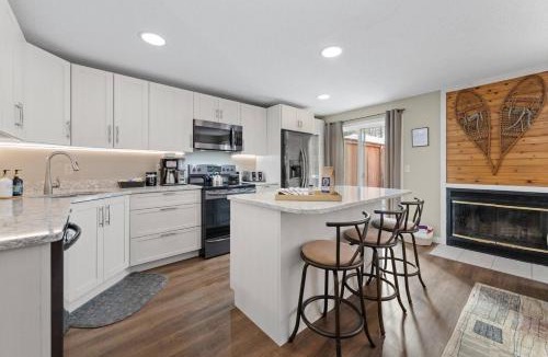 Campton House | Multi-Family Retreat | 20m to Lincoln | 2 hot tubs