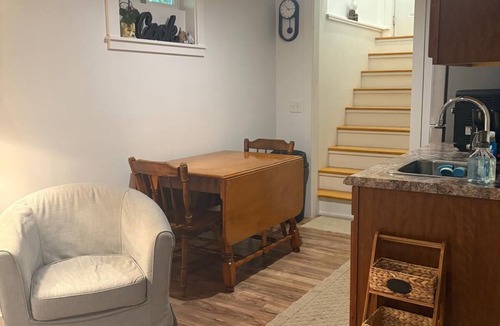 Vineyard Haven House | MV Sea Glenn Flowers Pleasant 4-bedroom 3-bathroom house with AC in Oak Bluffs