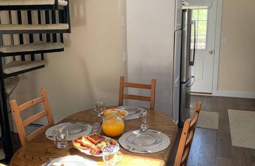 Vineyard Haven House | MV Sea Glenn Flowers Pleasant 4-bedroom 3-bathroom house with AC in Oak Bluffs