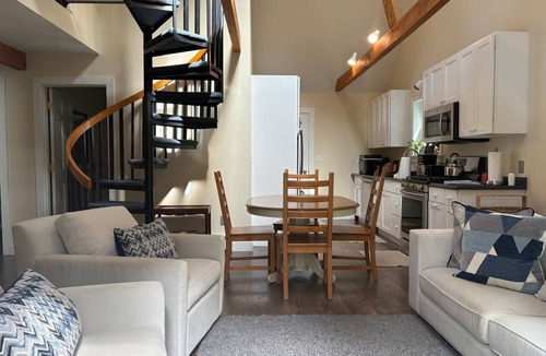 Vineyard Haven House | MV Sea Glenn Flowers Pleasant 4-bedroom 3-bathroom house with AC in Oak Bluffs