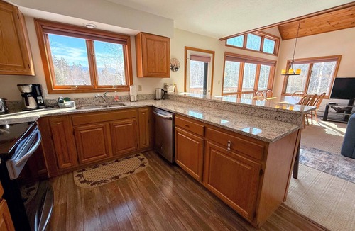 Carroll House | MWP69 Spacious 5-bedroom condo, partial Notch views, 2 min to skiing, Dog Friendly!