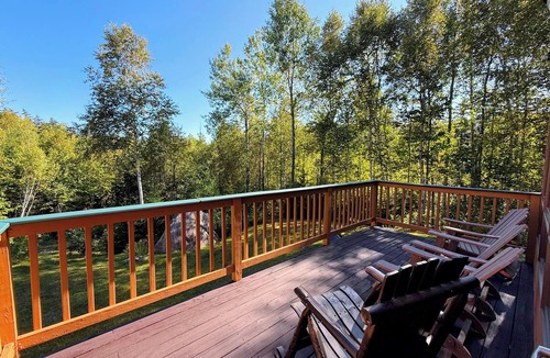 Carroll House | MWP69 Spacious 5-bedroom condo, partial Notch views, 2 min to skiing, Dog Friendly!