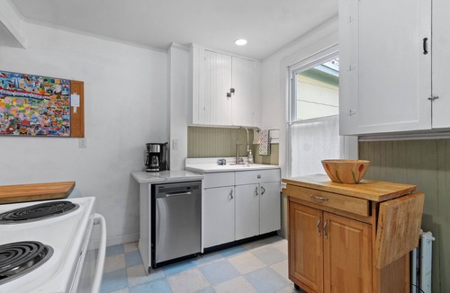 Mystic House | Mystic Bungalow. Downtown Mystic