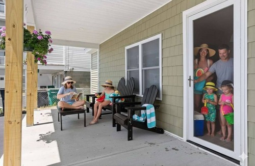 Hampton Apartment | N St. Waves | Steps to Beach | Fully Renovated