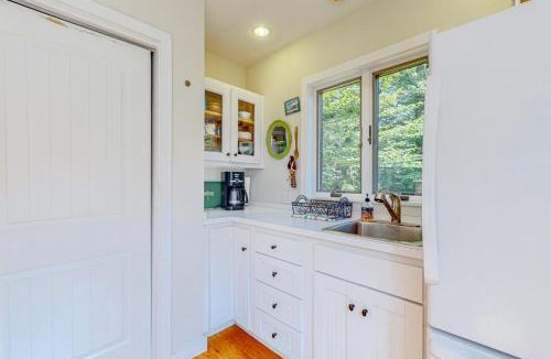 West Tisbury House | Nana's Rear Treehouse