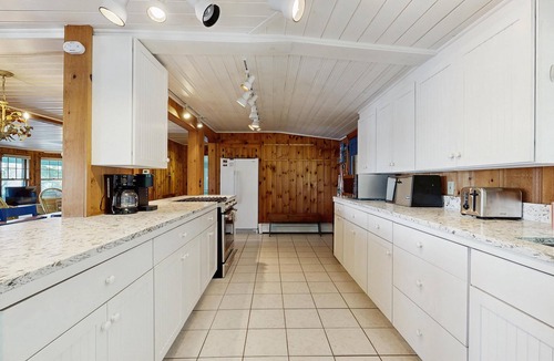 Naples House | Naples Lakefront Retreat | Private Beach, Dock & Kayaks | Family + Dog friendly