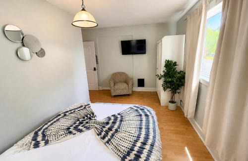 New Haven House | Nat Private Room near Yale, Hospitals & Downtown