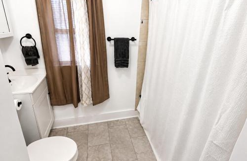 New Haven House | Nat Private Room near Yale, Hospitals & Downtown
