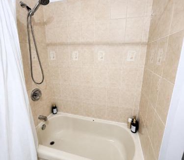New Haven House | Nat Private Room near Yale, Hospitals & Downtown