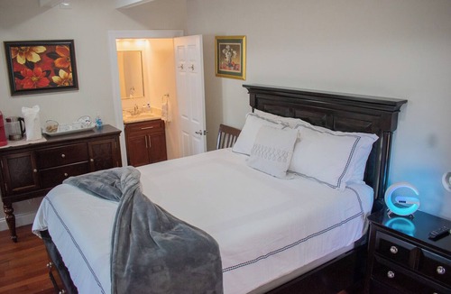 Oxon Hill Bed & Breakfast | National Harbor Property 1