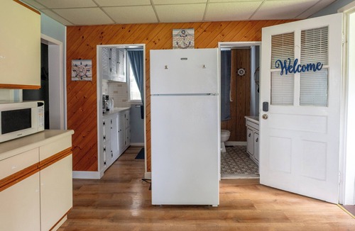 East Shore Apartment | Nautical 3BR Sleeps 8 @ Tweed Airport W/Fire Pit + Smart TVs Near Beach & Yale