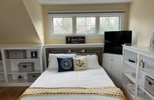Sandwich Apartment | Nautical loft with hot tub and sauna