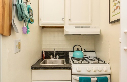 Coolidge Corner South Side Apartment | Near Boston Children’s, Brigham, Dana-Farber, BI